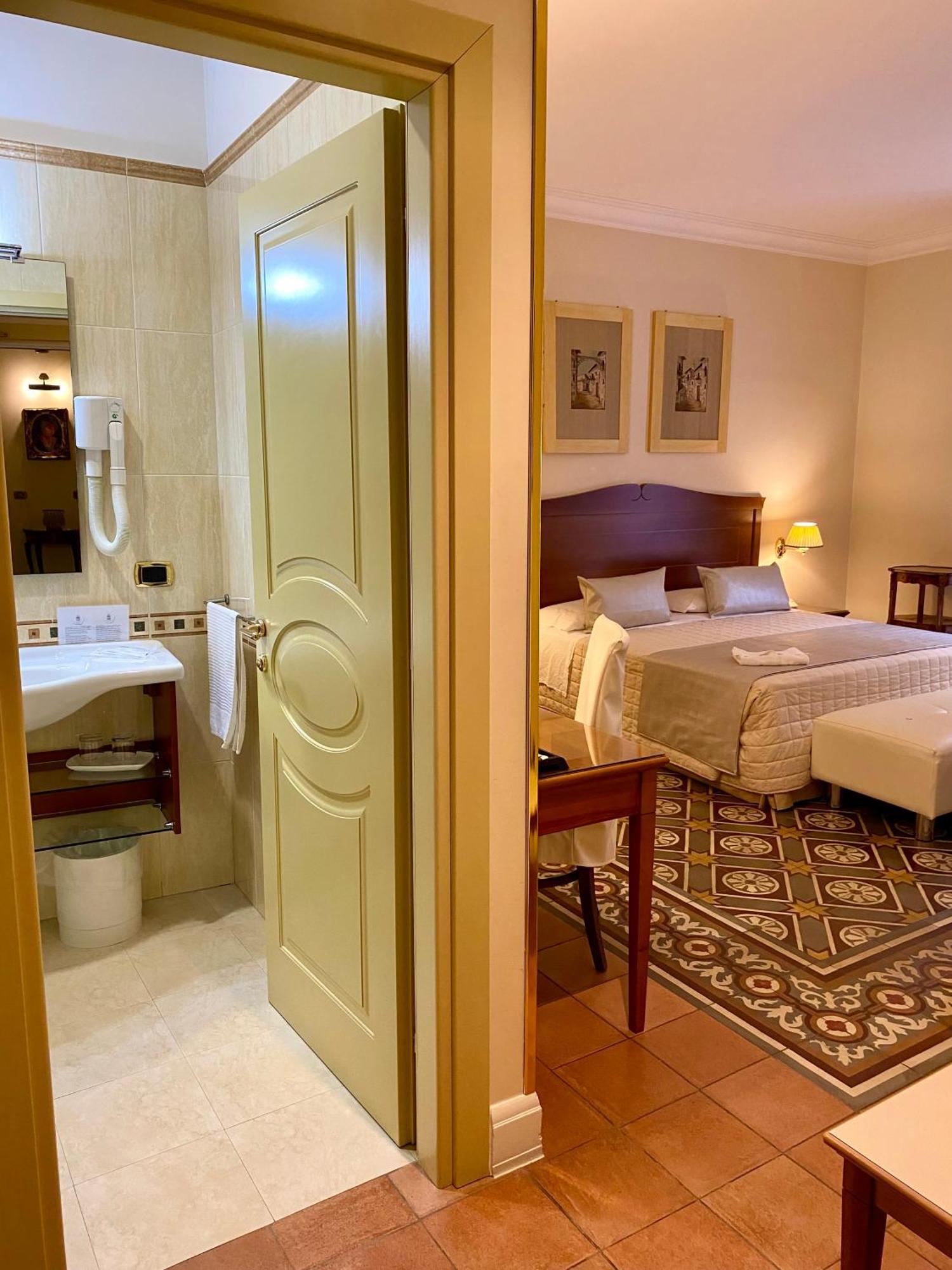 Hotel Akropolis - Museum Hotel Taranto Bagian luar foto