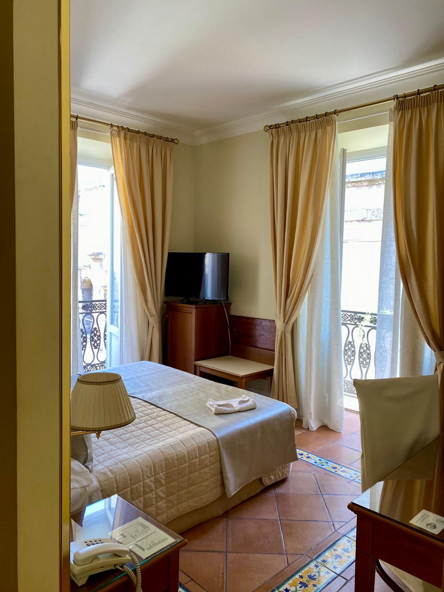 Hotel Akropolis - Museum Hotel Taranto Bagian luar foto